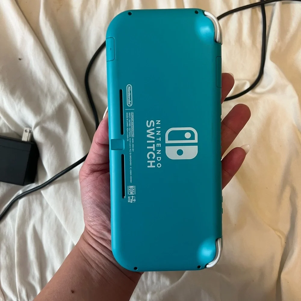 Nintendo Switch Lite + Animal Crossing - Picture 3 of 6